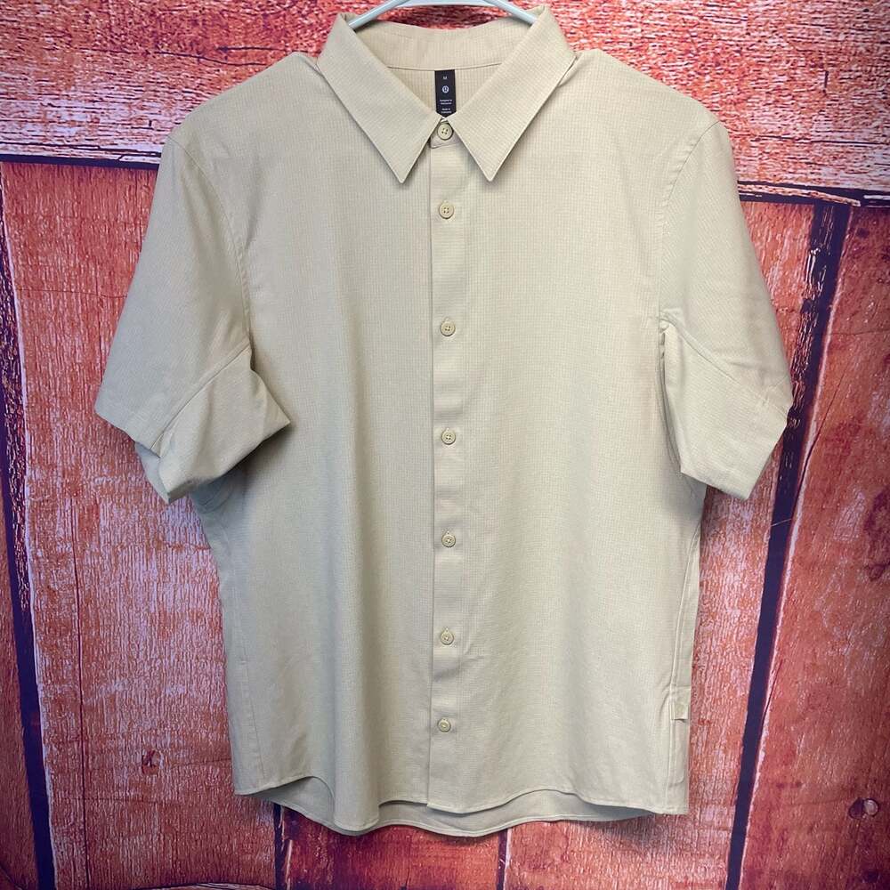 Lululemon Textured Short Sleeve Button-Down Shirt Sz M